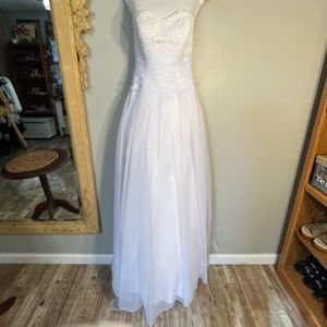 Exclusive Bridal Strapless Wedding Gown. Full Tulle